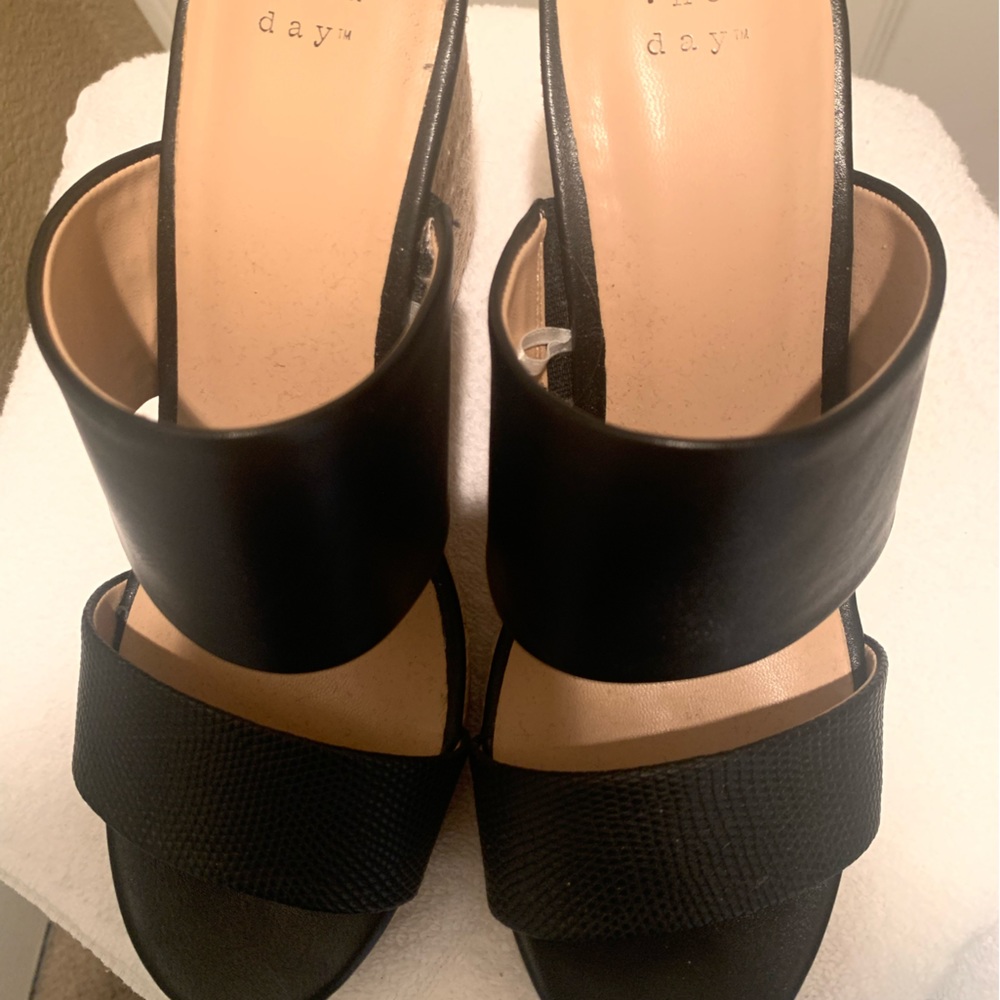 Womens Black Wedge Sandal, size 8.5.